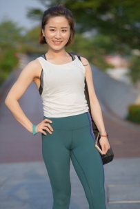 搭讪笑容甜美紧身裤美女