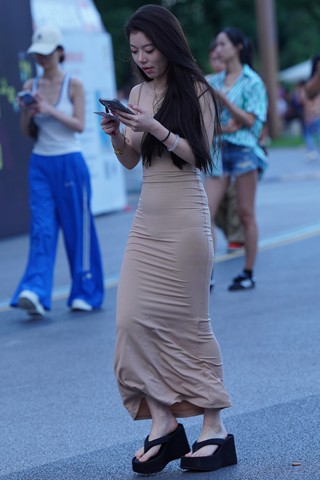 街拍长裙吊带小姐姐