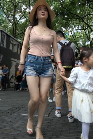 4K - 火辣身材时尚美女辣妈 [1.64 GB/MP4]